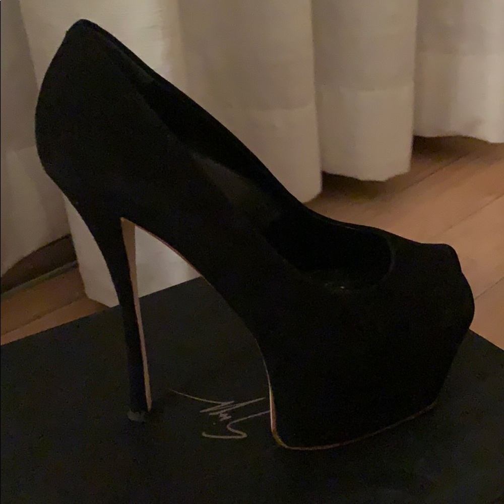 Black pump Giuseppe zanotti design heels.